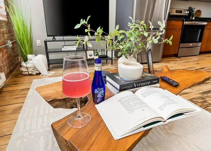 The Urban Loft - Stylish Industrial Living Apartment Peoria